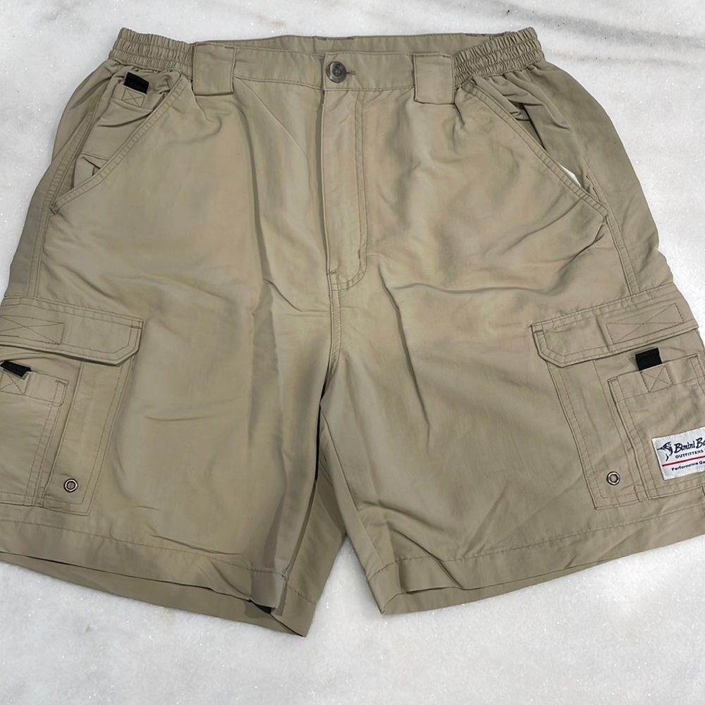 Men’s sz 36 Bimini Bay Grand Cayman Cargo shorts in excellent condition